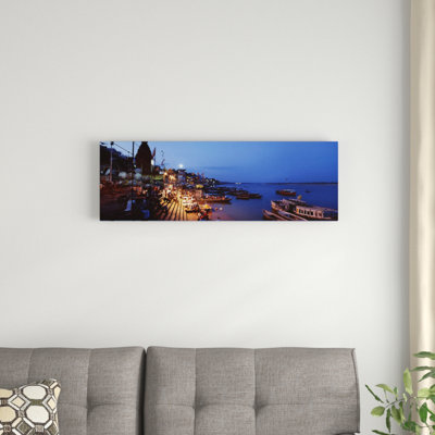 Reproduction de photo sur toile, "ghat le long des groupes à la nuit, varanasi, uttar pradesh, inde"