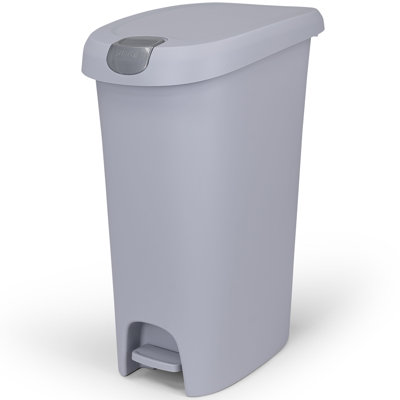 Poubelle à pédale verrouillable Hefty Select de 48 pintes avec couvercle, gris ciment avec couvercle argenté, lot de 3, pour utilisation mains libres.