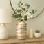 Vase décoratif en verre rayé et arrondi pour décoration de table-575809024