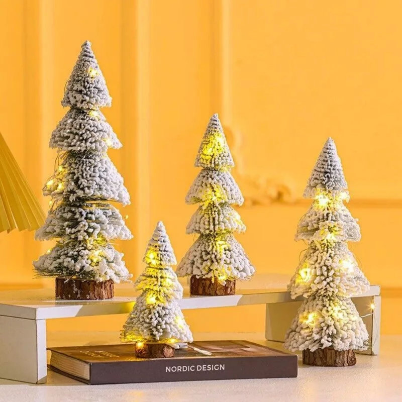 4 arbres de Noël en flocage de table avec base en bois clair