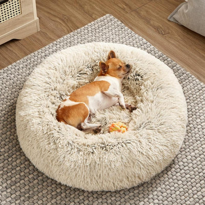 Coussin rond moelleux pour chien en forme de beigne, avec picots antidérapants et housse amovible et lavable à la machine.
