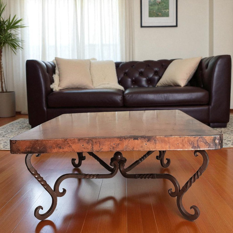 Table basse en cuivre martelé à la main: base en fer industriel rustique