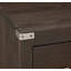 Finition brun foncé 1pc 2 tiroirs table de chevet tachetée barre de ton argenté mobilier de chambre à coucher moderne transitionnel