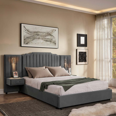 Structure de lit tapissier avec tissu en velours, conception à rayures verticales avec boutons autour du lit plateforme avec tête de lit, structure solide et table de chevet - aucun sommier nécessaire