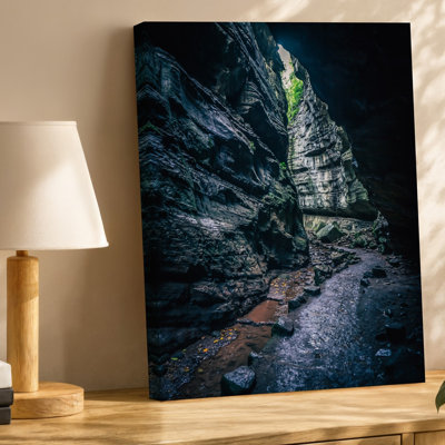 Toile, "Mysterious Cave Interior Illuminated" par lumière diffuse, art mural filtrant à travers une ouverture au-dessus d'une pièce