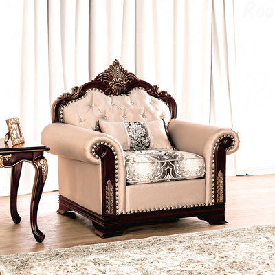 Fauteuil d'appoint de style classique avec accoudoirs arrondis et pieds arrondis avec accoudoirs à détails arrondis dans les bureaux élégants