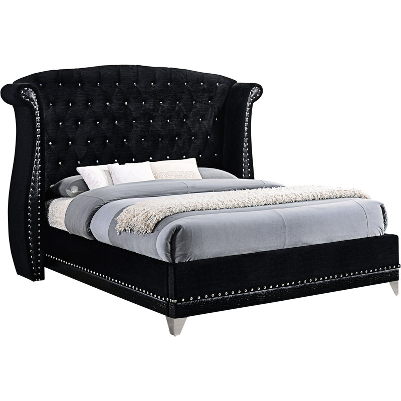 Très grand lit tapissé en noir avec un dossier à oreilles, des pieds en acier finis en angle et une tête de lit en cristal scintillant pour une chambre à coucher dramatique