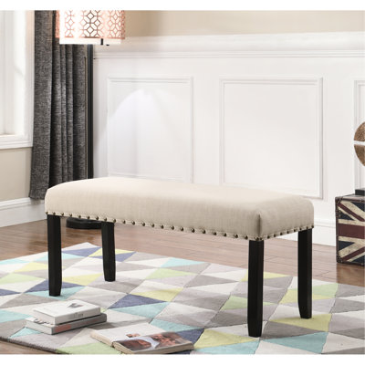 Banc de salle à manger beige avec siège en lin et coton. Pieds tournés en bois massif. Dimensions : 112 cm (l) x 42 cm (p) x 48 cm (h). Assemblage partiel requis.