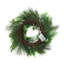 Couronne de Noël artificielle ronde pré-illuminée de 61 cm de diamètre, verte, avec ornements rouges, pommes de pin et minuterie.