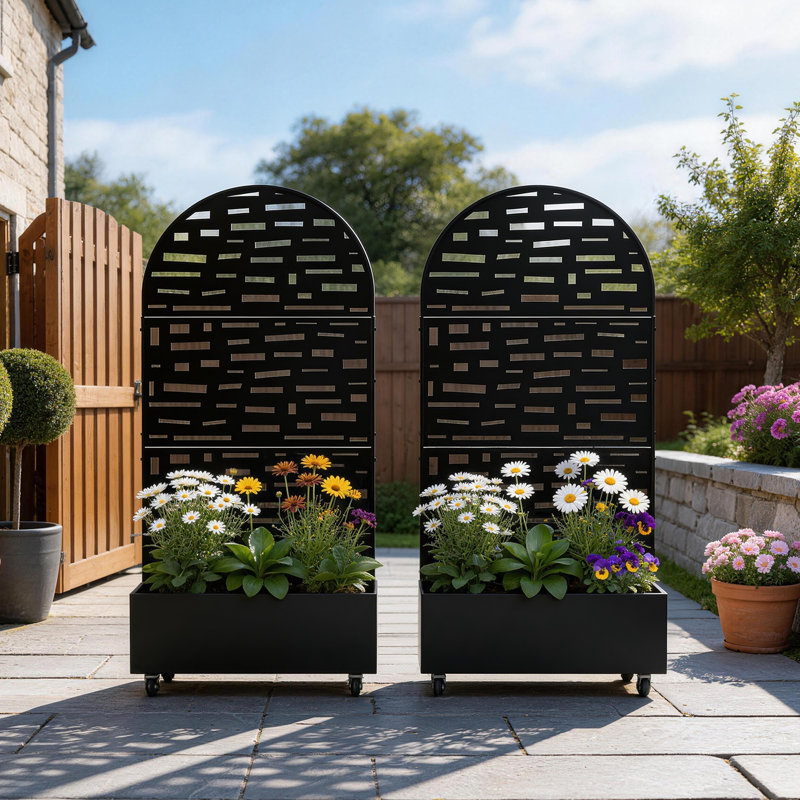 Boîte à fleurs en métal avec treillis et roues Rhett, H 70,8 po x l 35,5 po x P 15,7 po, Noir
