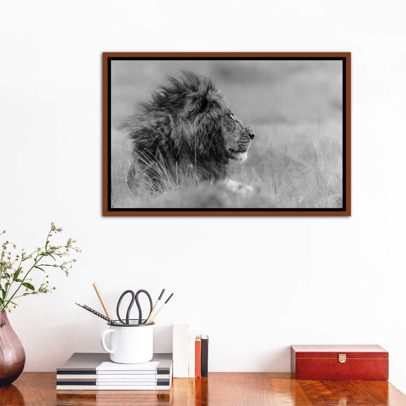 «The King Is Alone» par Massimo Mei - impression d'art graphique, Toile avec cadre en bois brun, H 18 po x l 26 po x P 1,5 po