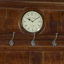 Portemanteau en bois brun avec horloge et crochets