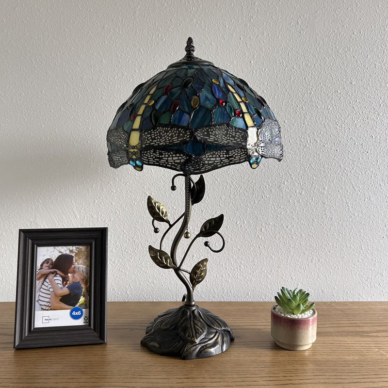 Lampe de table Meryem Tiffany avec libellule en verre coloré bleu vert et ampoule DEL incluse H 22 po x l 12 po x P 12 po