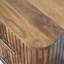 Table de chevet cannelée avec tiroirs