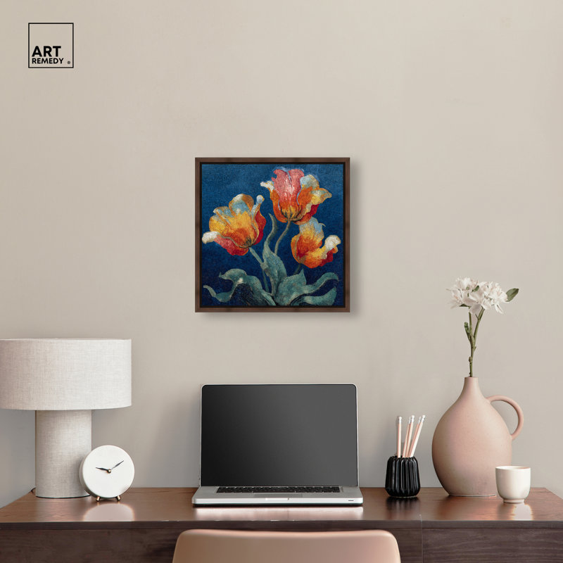 "Tiles de tulipes II", impression murale sur toile encadrée par Art Remedy, cadre en noyer, 16 x 16, 17"H x 17"W