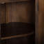 Buffet en bois massif moderne Seneca avec portes à ouverture par pression, façades de tiroirs Live Edge et rangement spacieux-415606752