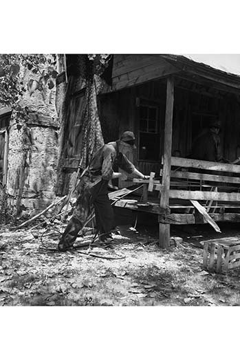 «Furniture Makers in the Ozarks», reproduction de photo, H 66 po x l 44 po x P 1,5 po