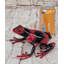 Figurine de grenouille rouge et noire