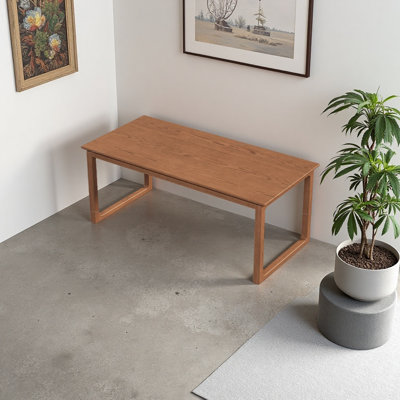 Un bureau moderne avec un large plateau de table