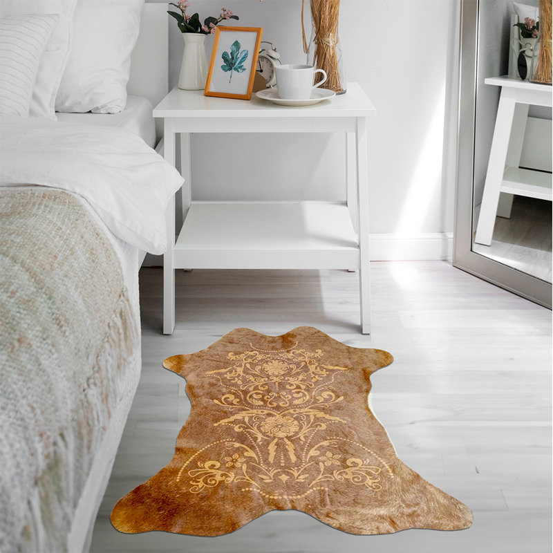 Tapis en cuir de vache à imprimé baroque (beige sur brun)
