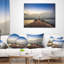 Coussin décoratif à motif de jetée et de pont «Lighthouse on Coast and Cloudy Sky»