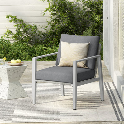 Méridienne argentée en aluminium avec accents élégants en corde et coussins confortables, parfaite pour les espaces intérieurs et extérieurs modernes