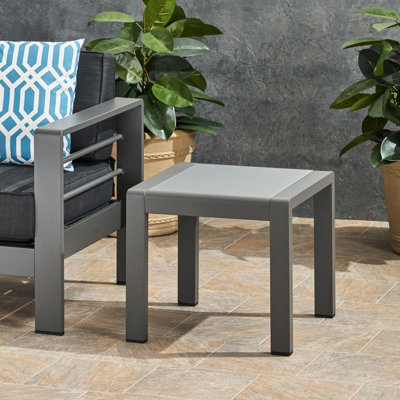 La table d'appoint d'extérieur grise - d'inspiration Cape Coral, en aluminium et en verre trempé givré, 20 po x 20 po x 18 po, complète la configuration 20 po x 20 po x 18 po de Living Living, et rehausse le coin salon du patio