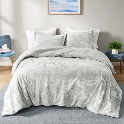 Édredon gris en velours froissé pour une nuit de repos paisible