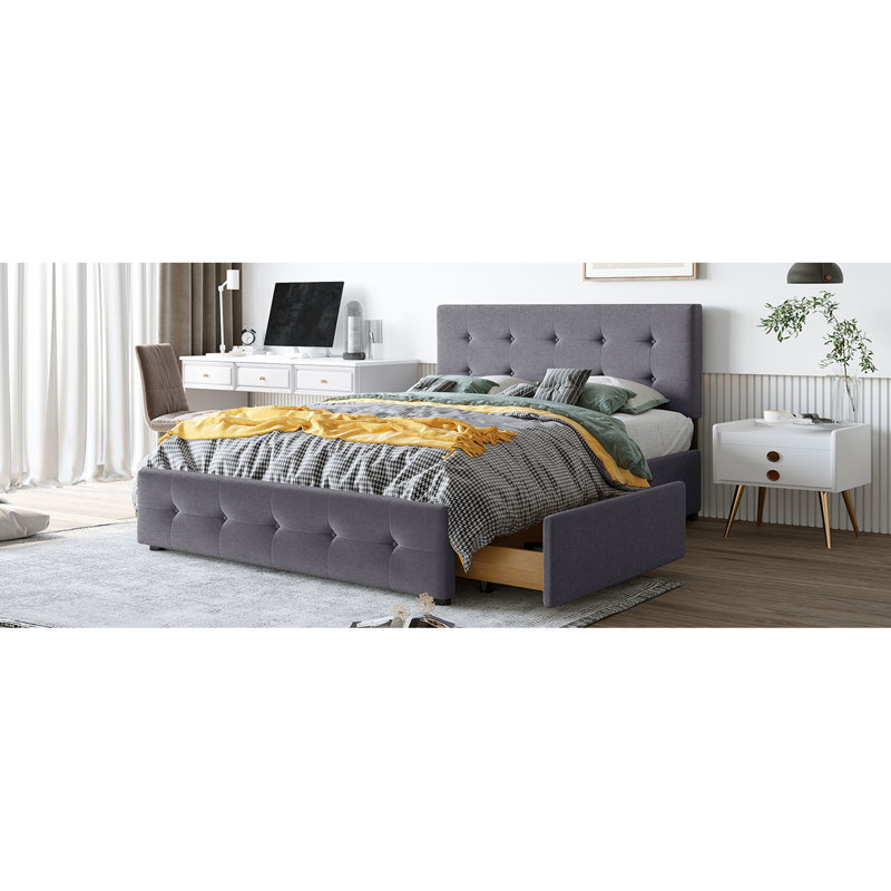 Lit plateforme tapissier avec 4 grands tiroirs gris foncé, grand lit. Pas de sommier tapissier. Tête de lit remplie de mousse. Fabrication en bois. Organisation de chambre à coucher grand lit, tête de lit en lin et boutons gris, printemps