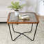 Table basse contemporaine carrée avec verre découpé géométrique artistique et surface facile à nettoyer pour une utilisation pratique Design moderne sur un plateau en bois chaleureux et une atmosphère confortable
