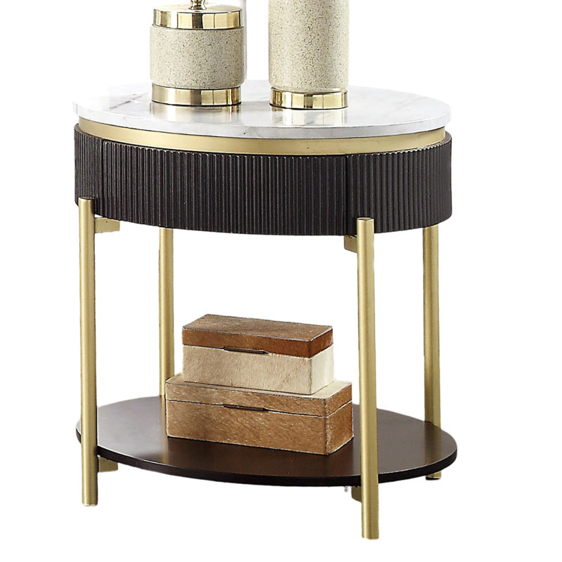 Table de bout tendance en faux marbre blanc et corps en noyer foncé avec tablette ouverte