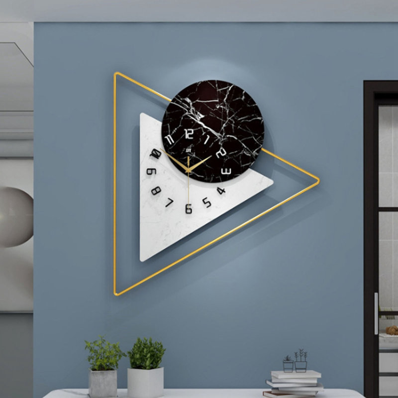 Horloge murale de style nordique, moderne et épurée, idéale pour décorer un salon ou un hôtel.