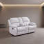 Fauteuil inclinable manuel deux places en lin gris pâle de 173 cm avec porte-gobelets, structure en bois massif et mousse à mémoire de forme haute densité.