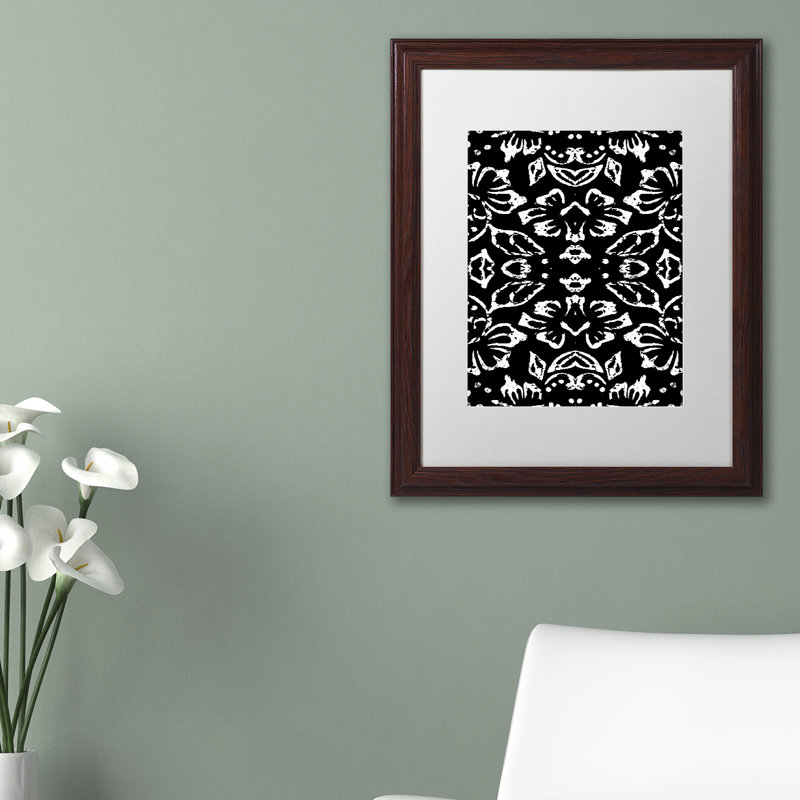 "Jadaya Black & White" par Colour Bakery, impression encadrée, H 14 po x l 11 po x P 0,5 po, Blanc, Toile avec cadre brun