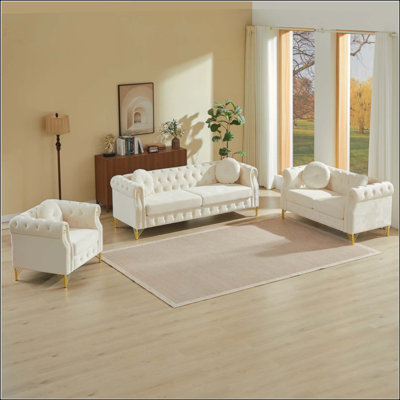 Canapé Chesterfield en velours avec deux coussins ronds, avec des clous en cuivre et des boutons capitonnés, avec des pieds en métal. La conception en boucle permet de suspendre des ornements de dessins animés.