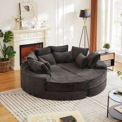 Canapé d'intérieur avec cinq coussins décoratifs