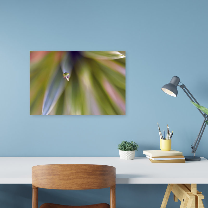 Affiche murale abstraite contemporaine et détaillée représentant un insecte vert, une plante au style naturel vibrant.