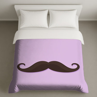 Housses de couette enroulées et moustache brune