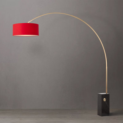 Lampe en arc Iconic 95 po - Mid-Century moderne, acier laiton vieilli, base en marbre noir, abat-jour tambour en lin rouge cramoisi, à intensité variable, gradateur à glissière au pied, conçu à Venice Beach