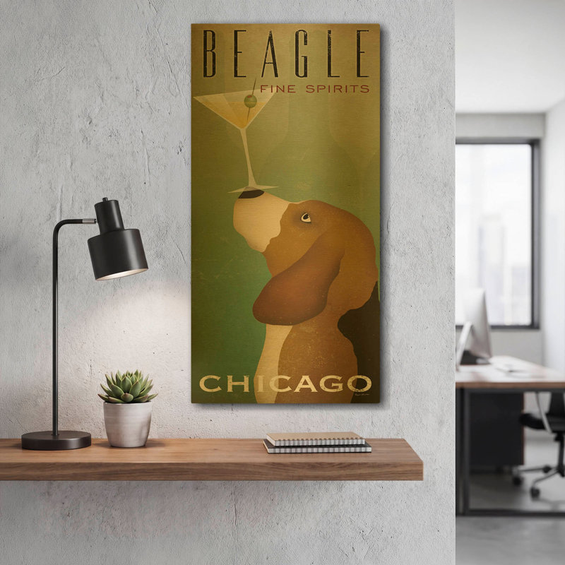 «Beagle Martini» par Ryan Fowler, art mural en métal doré, 12 po x 24 po, 12 po x 24 po
