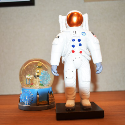 Sculpture Adam-Friends Home-Moon | 1 pièce | Rouge, blanc et bleu