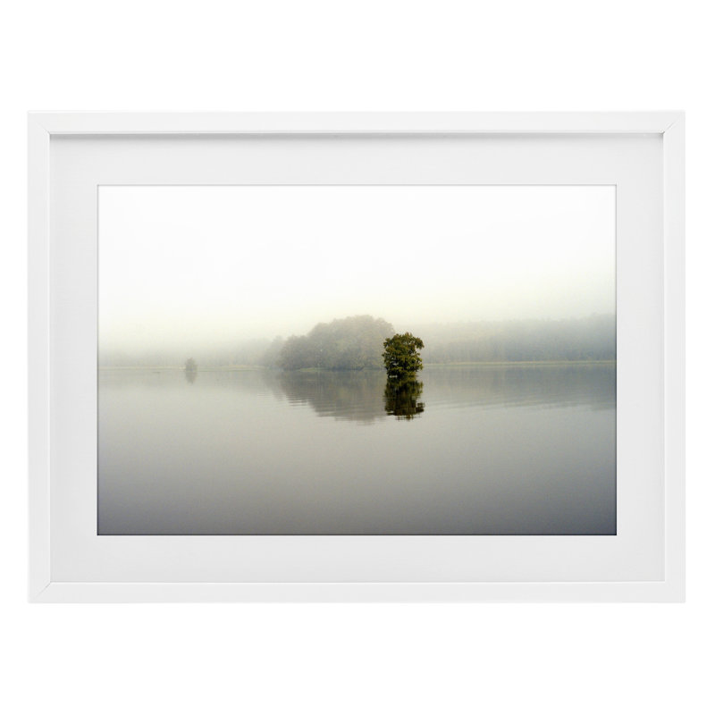 «Misty Lake Reflection», impression par Gail Peck, H 17 po x l 23 po, Cadre blanc côtier