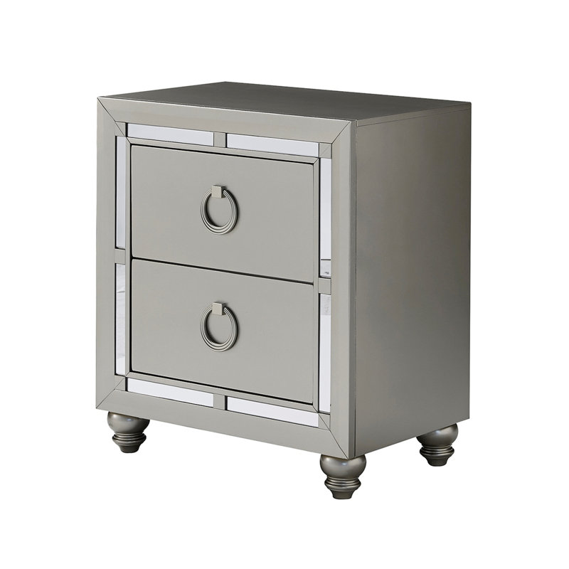 Table de chevet argentée Gemstone: miroir accentué, tiroirs spacieux, pied en oignon, glissière centrale en métal, bois massif +, gris / argent, 28,49 po Hauteur, 16,44 largeur, 24,87 profondeur table de chevet avec points forts,