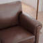 Élégant fauteuil avec décoration cloutée argentée et dossier confortable-494769039