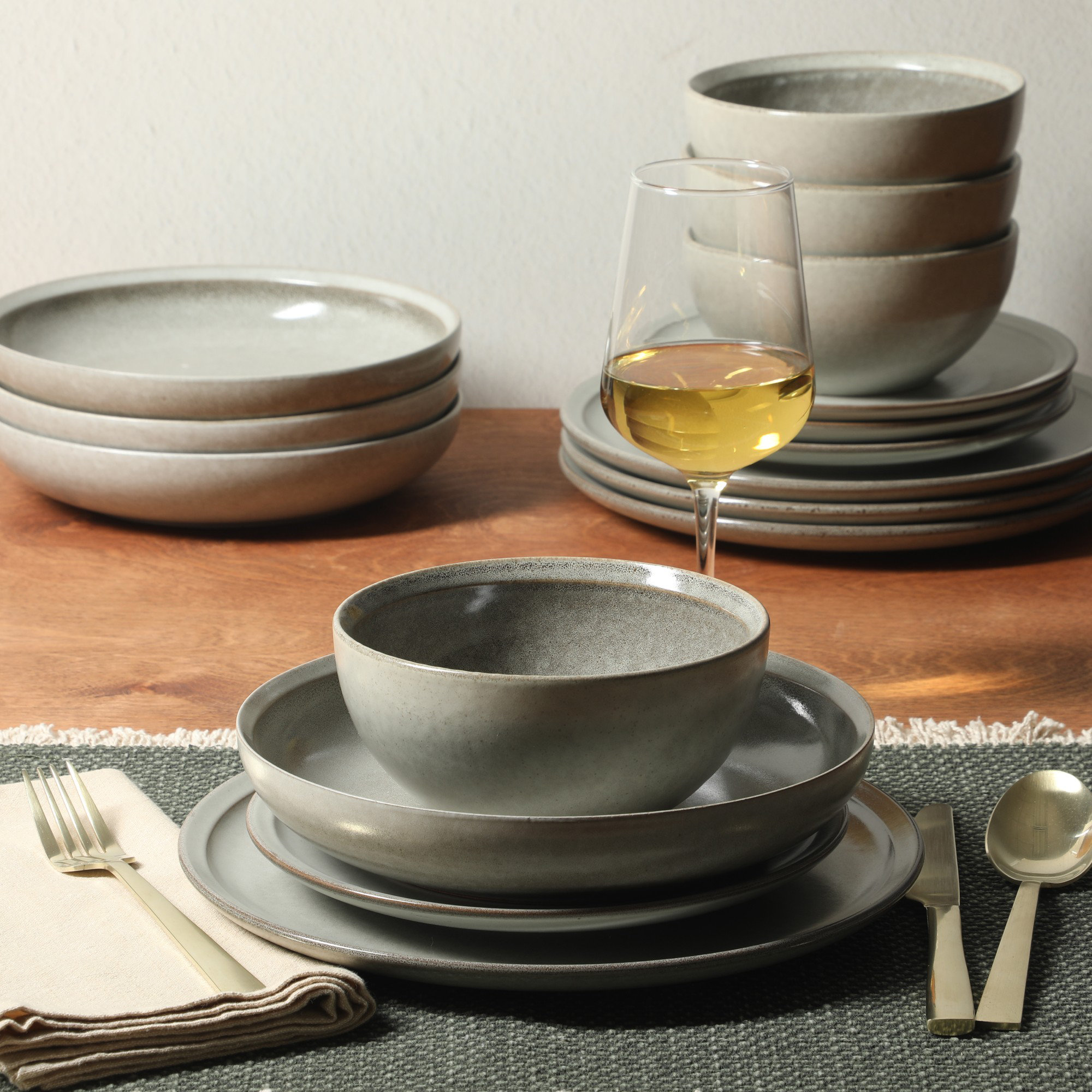 Gibson Elite Beckett Stoneware Reactive Glaze 16 Piece Plates and Bowls Dinnerware Set, Ash White
