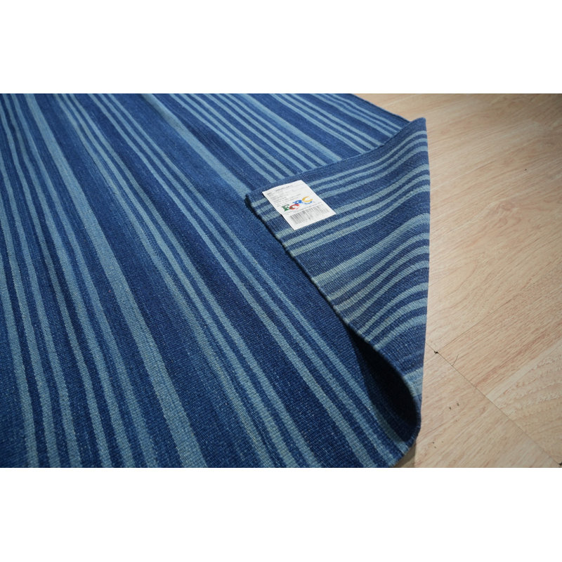 Tapis bleu moderne en laine tissé à la main à motif géométrique moderne indigo Horizon, 8 pi x 10 pi
