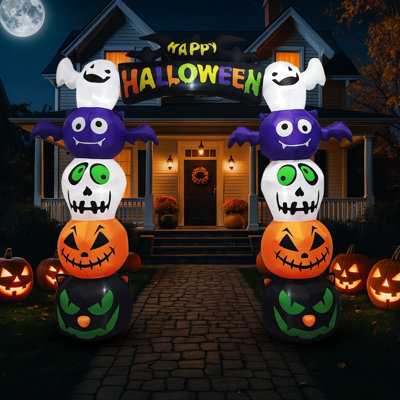 Arche gonflable d'Halloween avec 7 lumières DEL blanches, arche fantôme, citrouille, squelette et chauve-souris empilés pour la décoration des fêtes à l'extérieur dans le jardin.