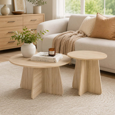 Ensemble de tables basses gigognes de style rétro avec pieds entrecroisés, conception peu encombrante, base stable en croix et optimisation du nombre d'or pour les salons et les salles à manger.