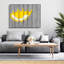 Œil jaune sur un contenant, graffiti sur toile