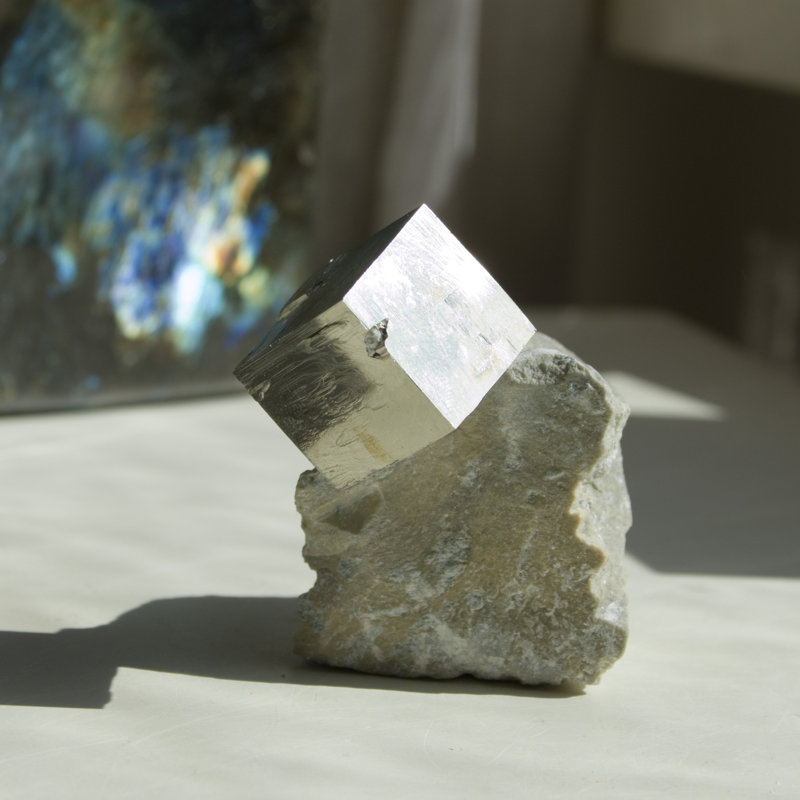 Matrice de pyrite cubique Annabele défiant la gravité